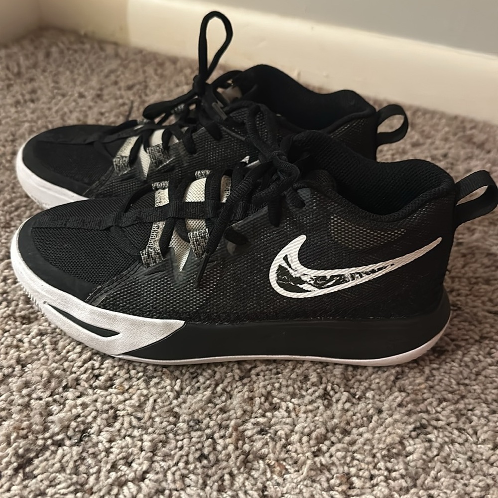 Youth basketball shoes